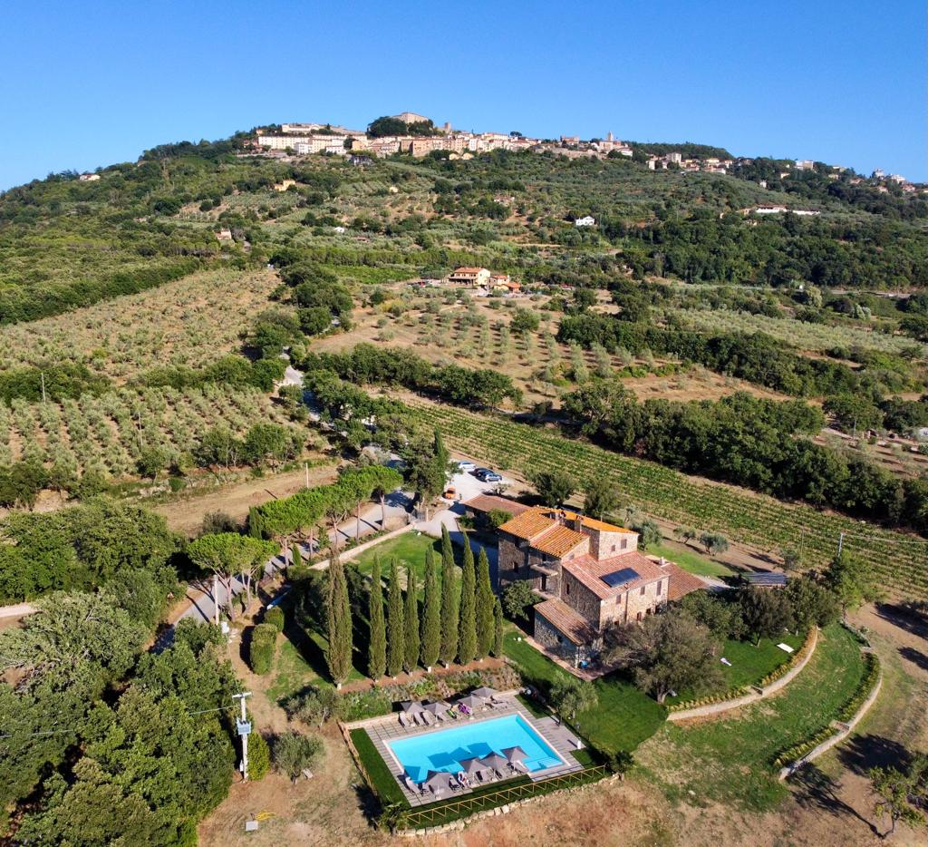 Vista aerea de La Colombaia con Massa Marittima sullo sfondo