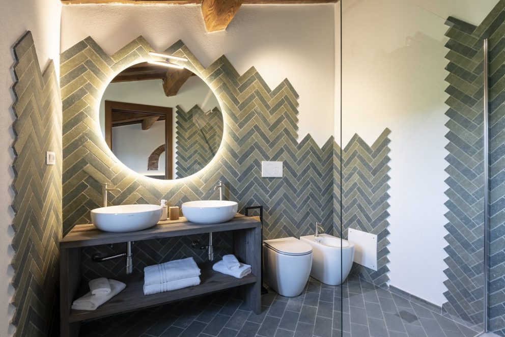 Bagno con rivestimento a spina di pesce
