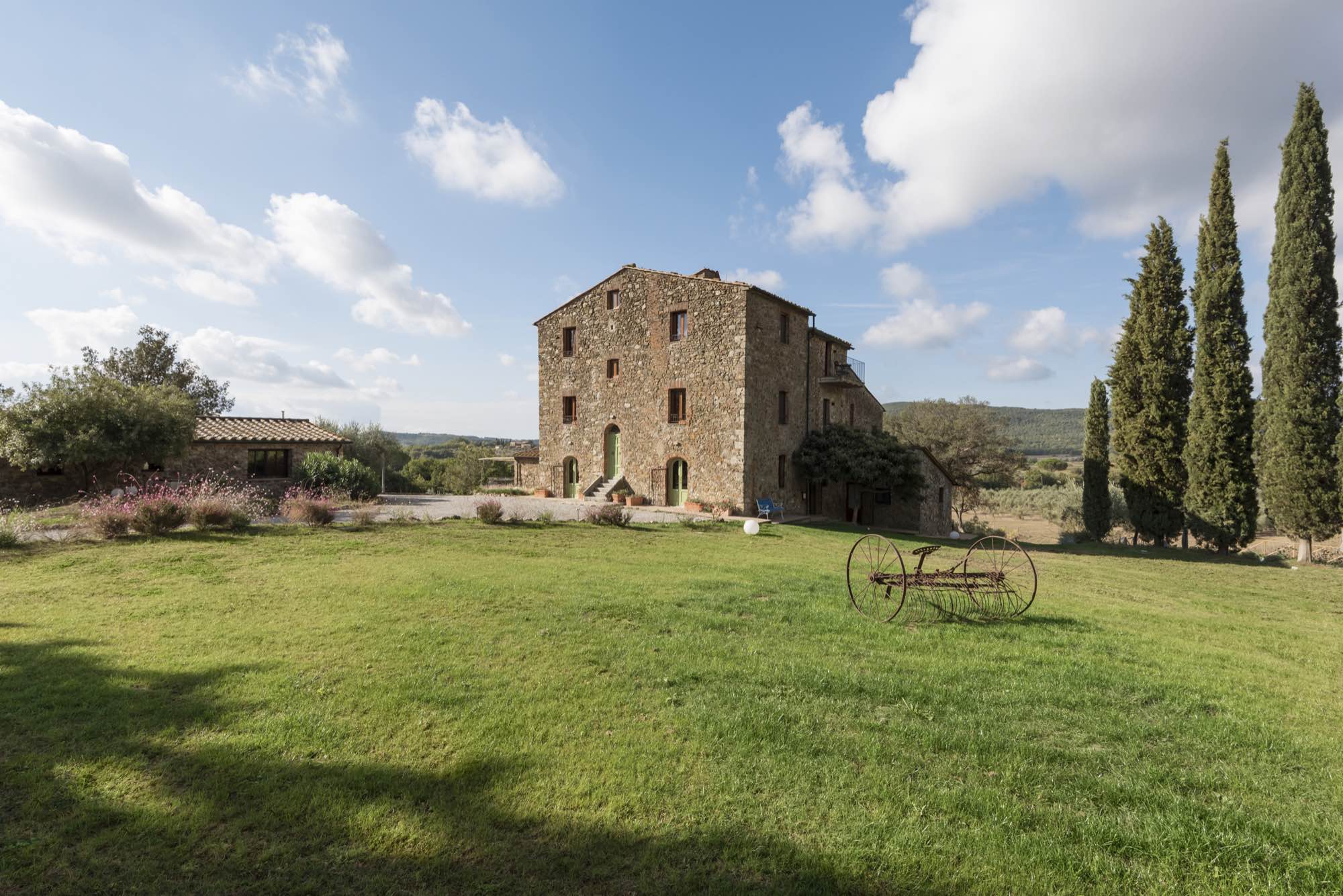 Il casale visto dal prato, fra i cipressi