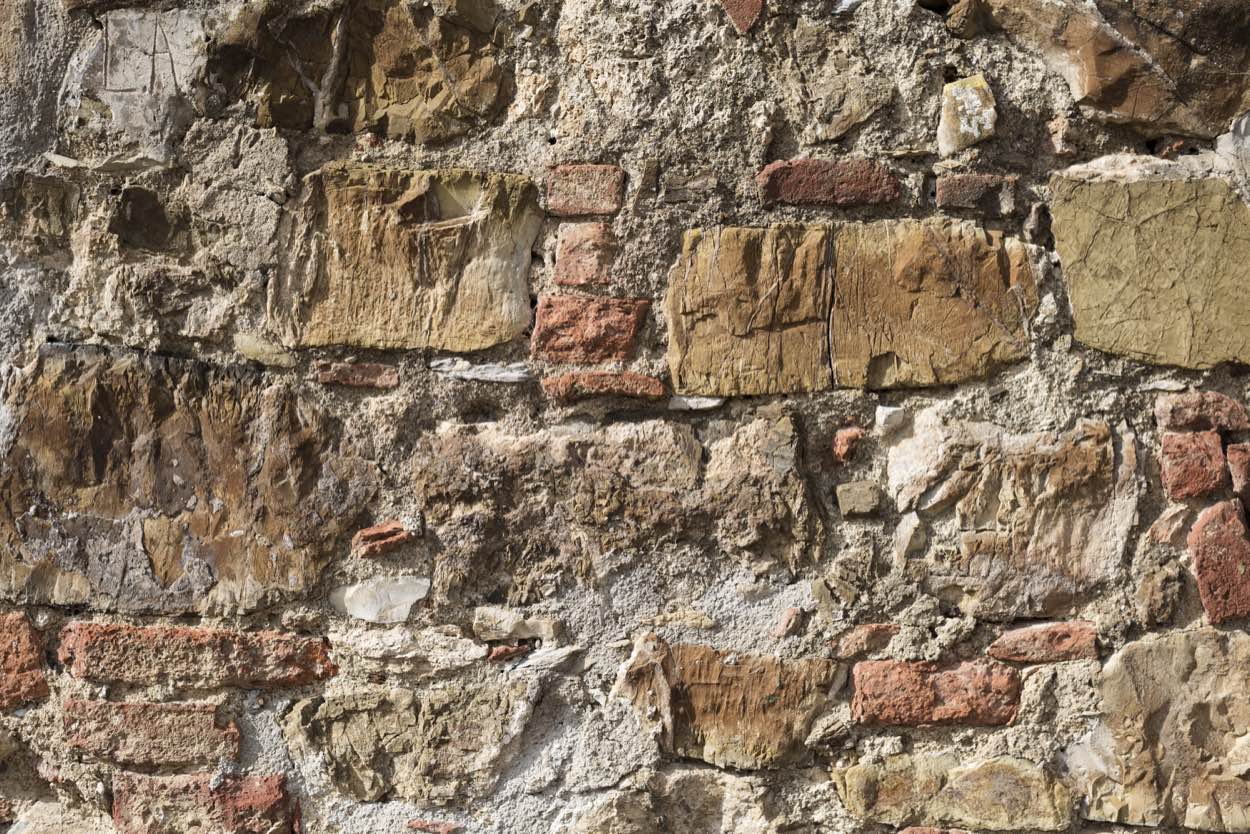 La pietra e il cotto del muro del casale