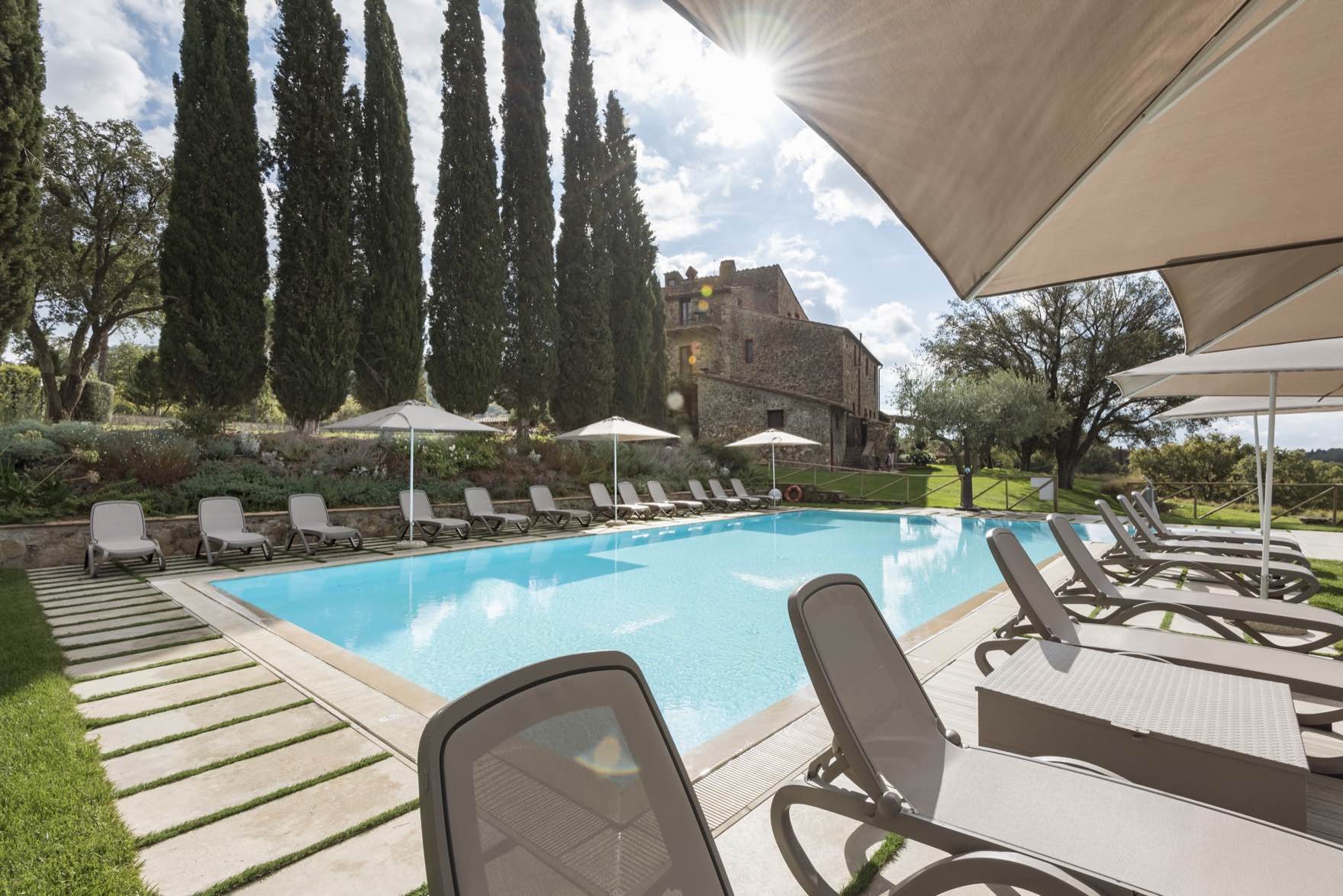 La piscina con i cipressi
